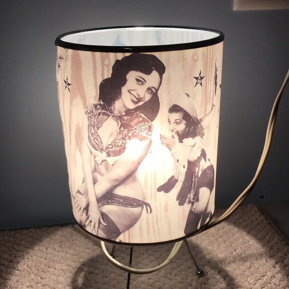 Sourpuss pinup cowgirl lamp - Picture 4 of 5